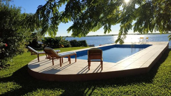 Piscina com vista para o lago