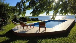 Piscina com vista para o lago